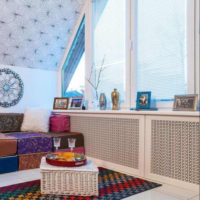 plastikowe kratki na baterie w salonie
