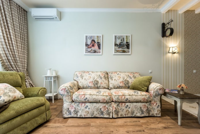 sofa z kwiatową tapicerką
