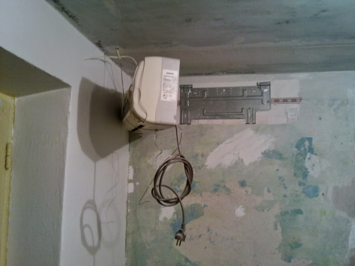 klejenie tapety pod klimatyzatorem