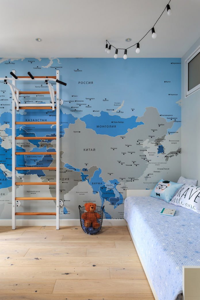 mapa na ścianie