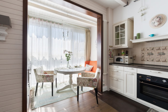 łukowe otwarcie na balkon