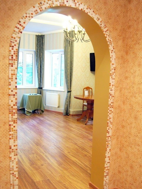 łuk z mozaiką we wnętrzu korytarza