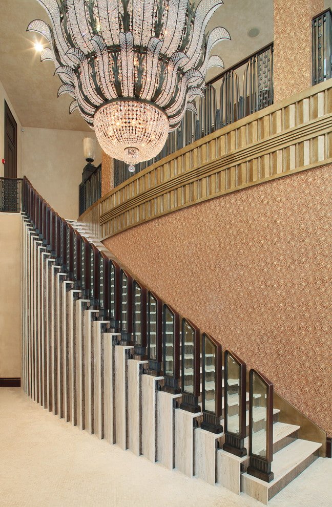 Schody ze szklanymi balustradami