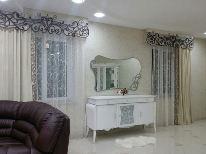 figurowane lambrekiny w salonie