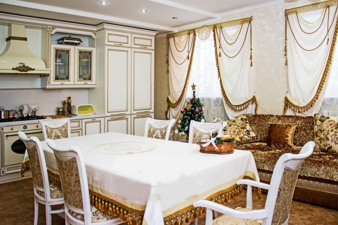 figurowane lambrekiny w stylu klasycznym