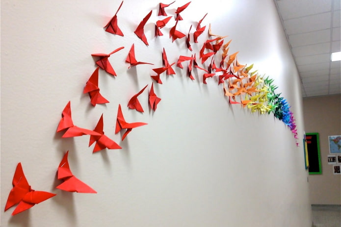 motyle origami na ścianie