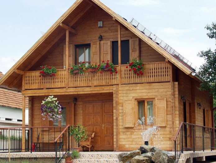 projekt domu drewnianego z balkonem