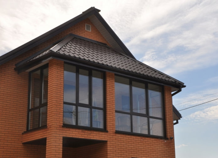 projekt domu z balkonem z cegły