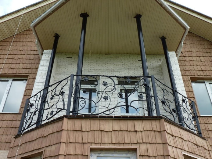 projekt domu z metalowym balkonem