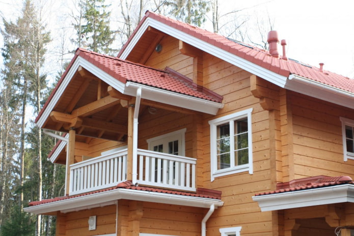 projekt drewnianego domu z balkonem