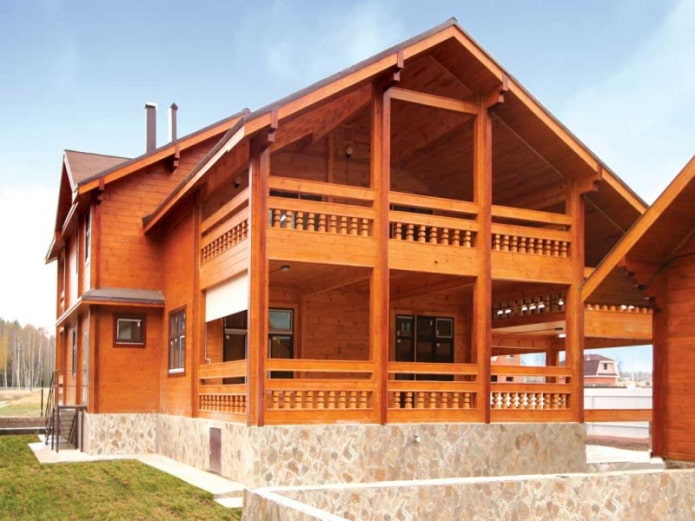 projekt drewnianego domu z balkonem