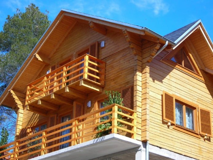 balkon z baldachimem w projekcie domu prywatnego