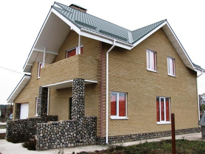 projekt domu z balkonem z cegły