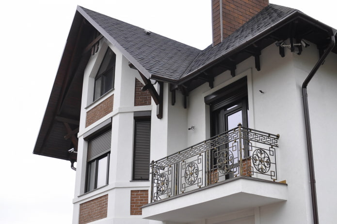 projekt domu z betonowym balkonem