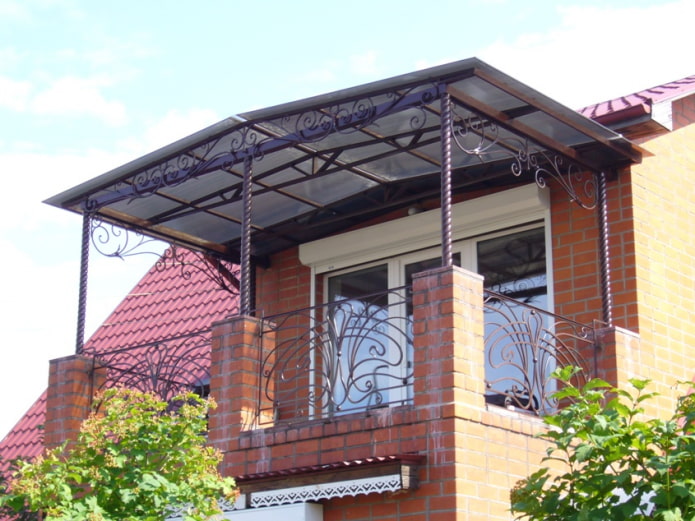 balkon z baldachimem w domu prywatnym projekt
