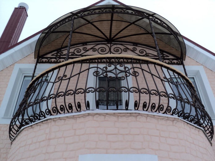 balkon z baldachimem w projekcie domu prywatnego