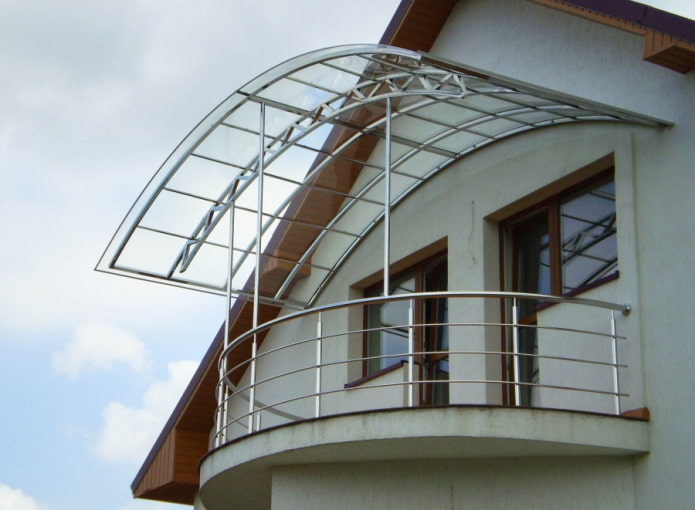 balkon z baldachimem w projekcie domu prywatnego