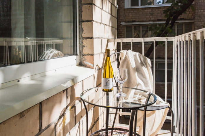 otwarty balkon w mieszkaniu w Chruszczowie
