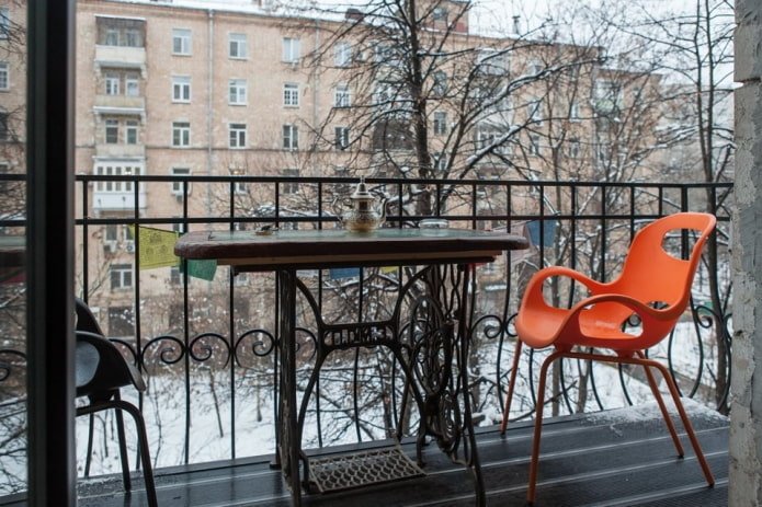 otwarty balkon w mieszkaniu w Chruszczowie