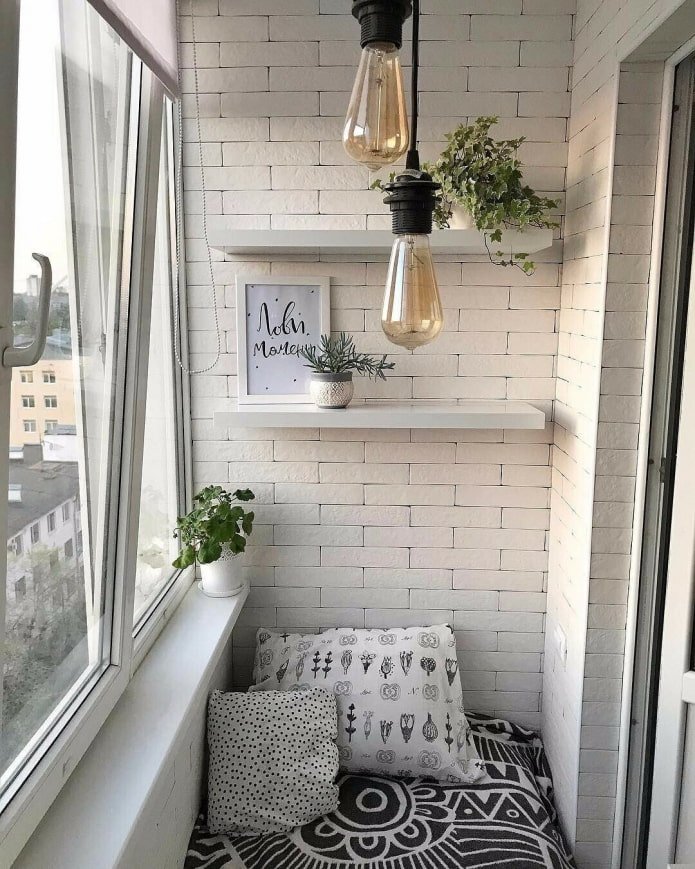 Balkon w stylu industrialnym w jasnych kolorach