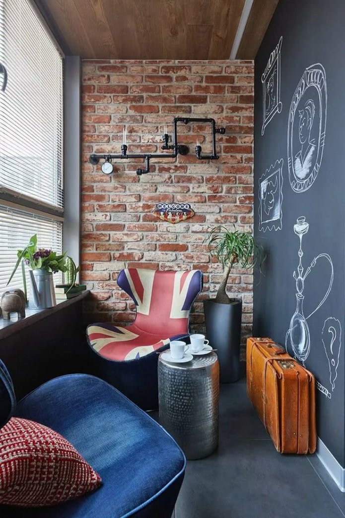 Balkon ze ścianą z łupka w stylu loftowym