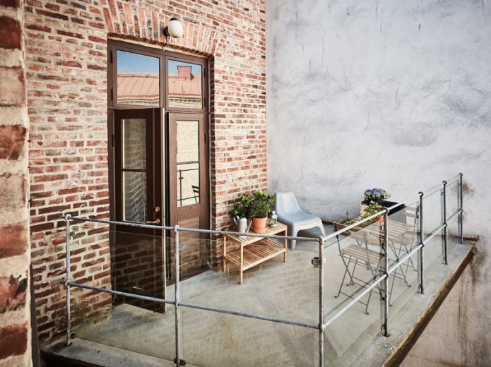 Otwarty balkon w stylu loftowym