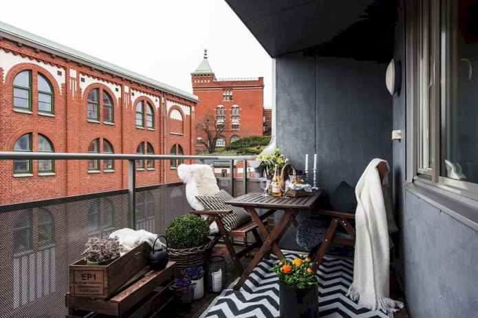 Balkon w ciemnych kolorach