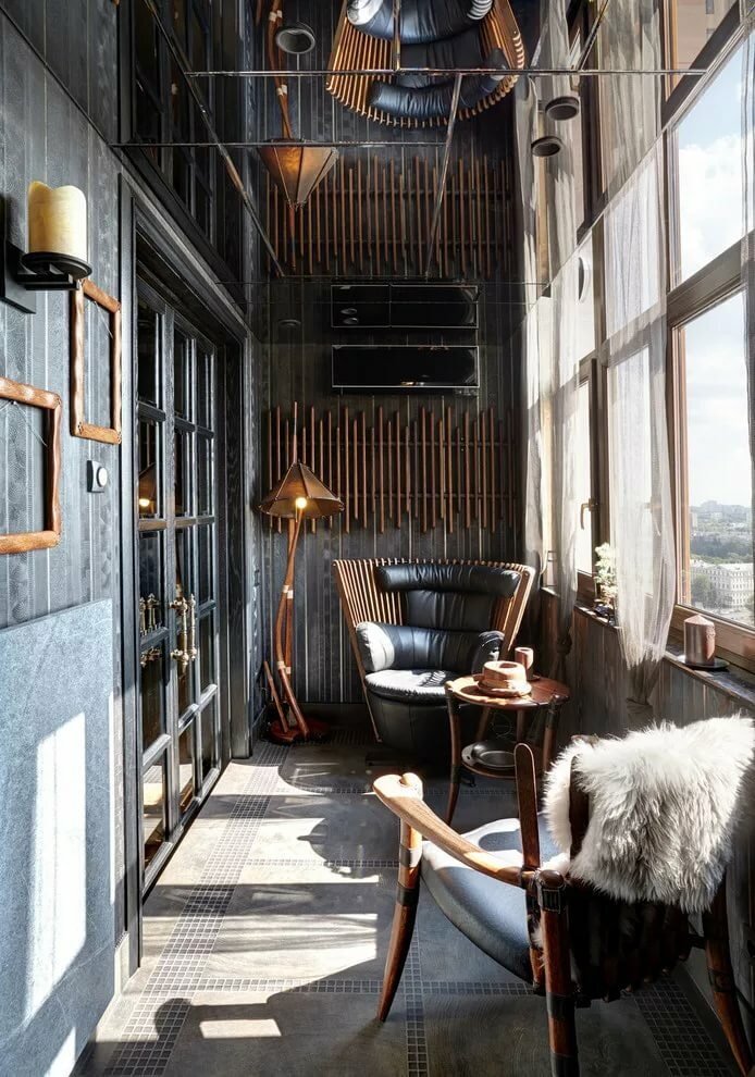 Przytulny balkon w ciemnych tonacjach