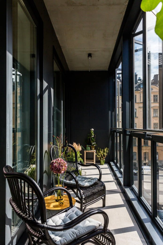 Czarny balkon w stylu loftowym