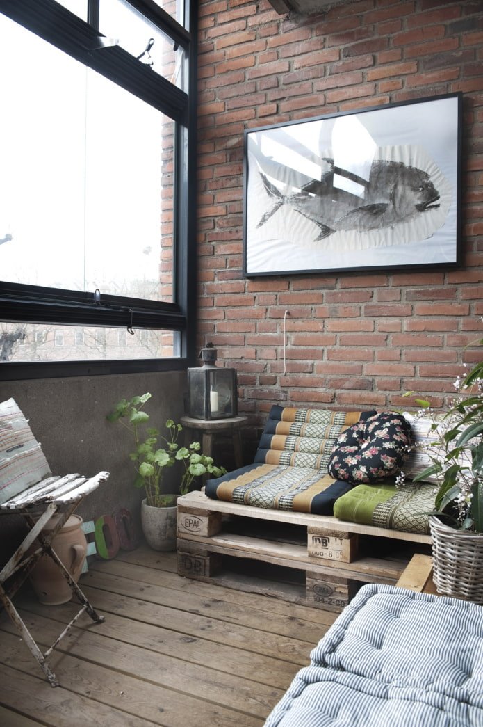 Loggia z meblami z palet w stylu loftowym