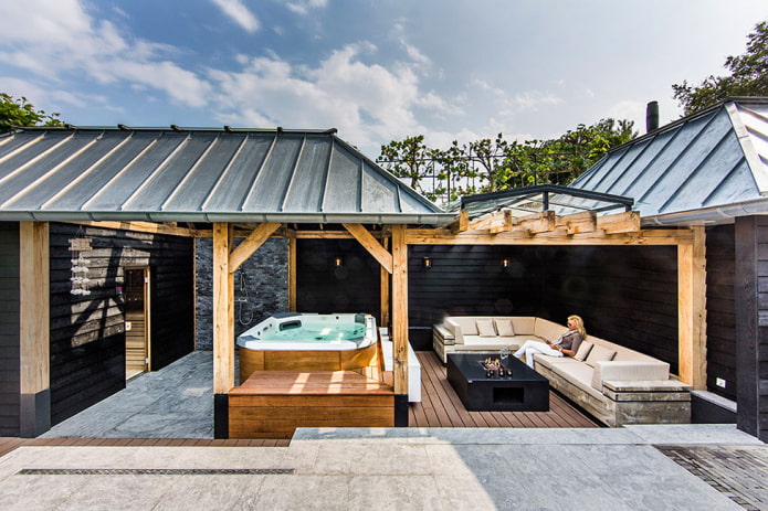Taras z jacuzzi