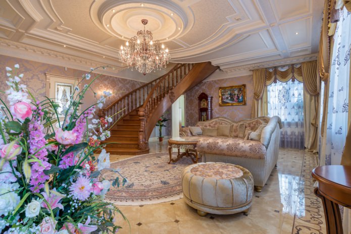 salon z drewnianymi schodami
