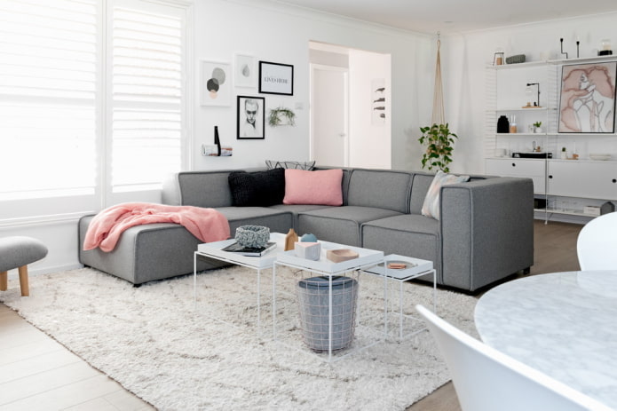 salon w białych tonacjach w stylu skandynawskim