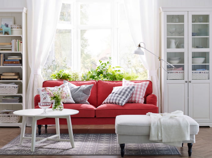 czerwona sofa we wnętrzu