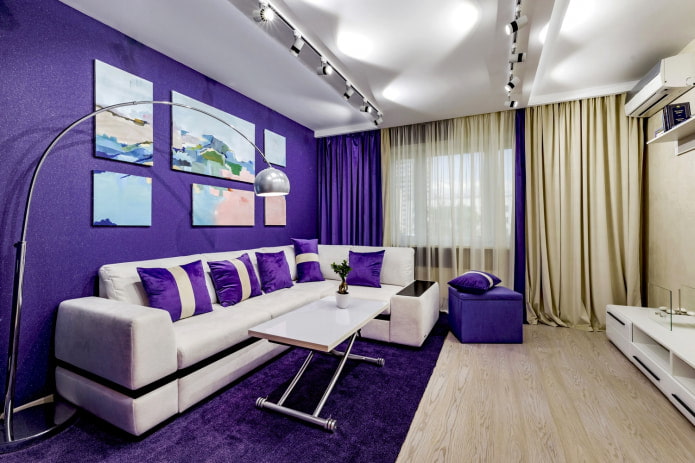 biała sofa fioletowa tapeta