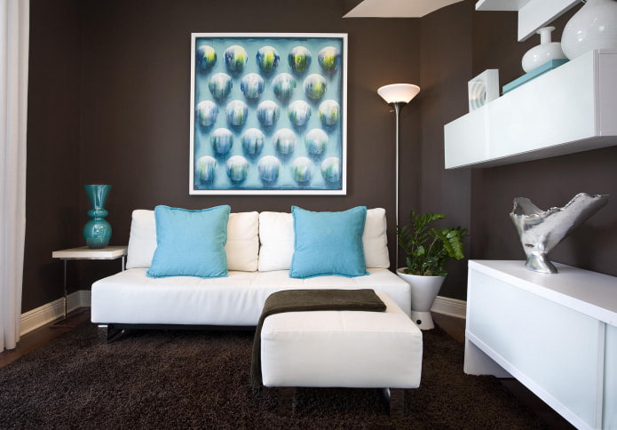 Biało-niebieska sofa