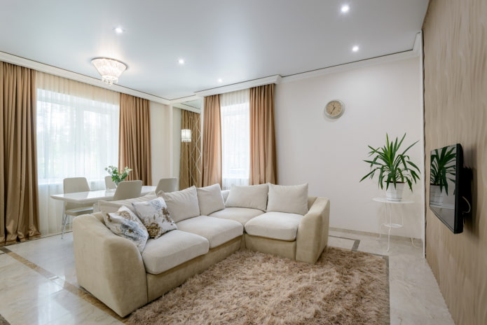 biały sufit napinany w salonie