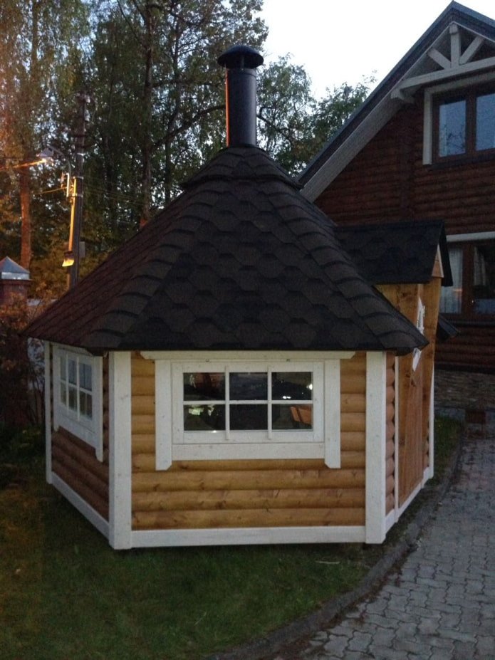 domek grillowy w ogrodzie