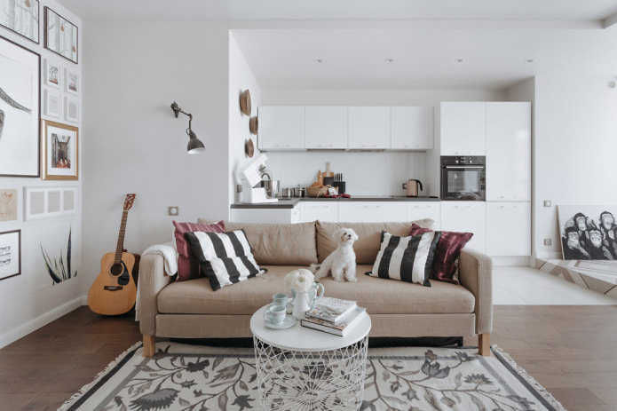 Klasyczna prosta beżowa sofa
