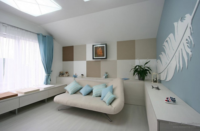 Beżowo-niebieska sofa