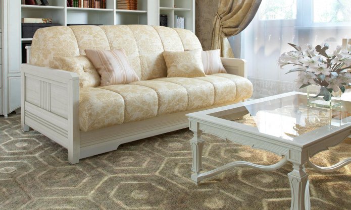 Beżowo-złota sofa