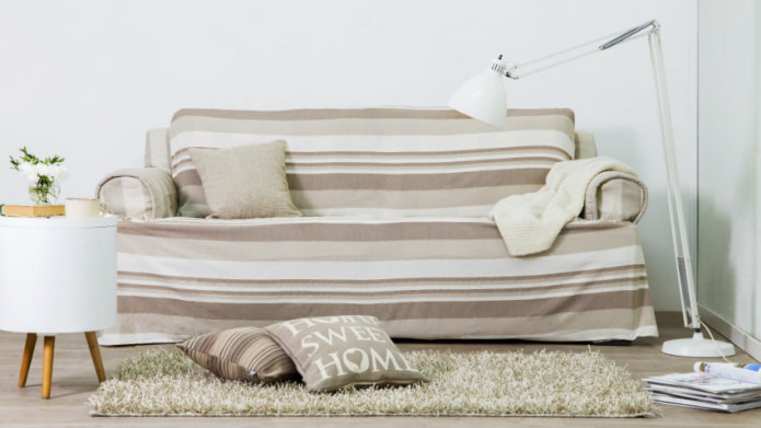 Beżowa sofa w paski