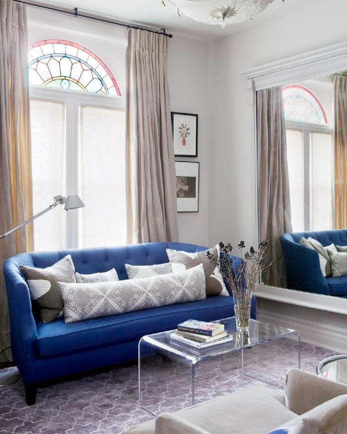 niebieska sofa w salonie