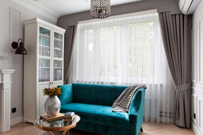 mała turkusowa sofa we wnętrzu