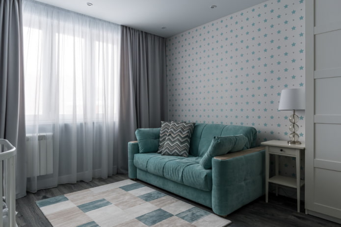 mała turkusowa sofa we wnętrzu