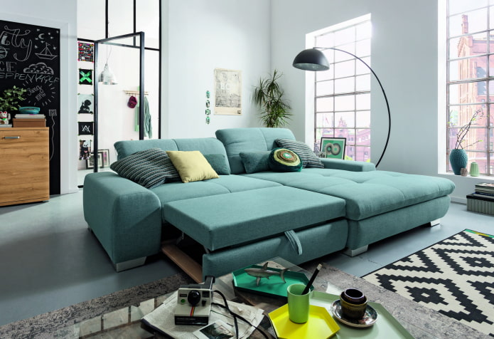 turkusowa rozkładana sofa we wnętrzu