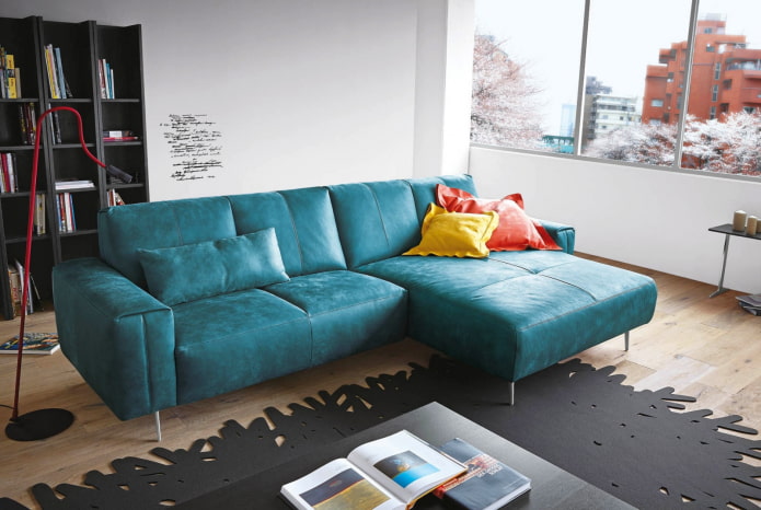 sofa z tapicerką skórzaną w kolorze turkusowym we wnętrzu