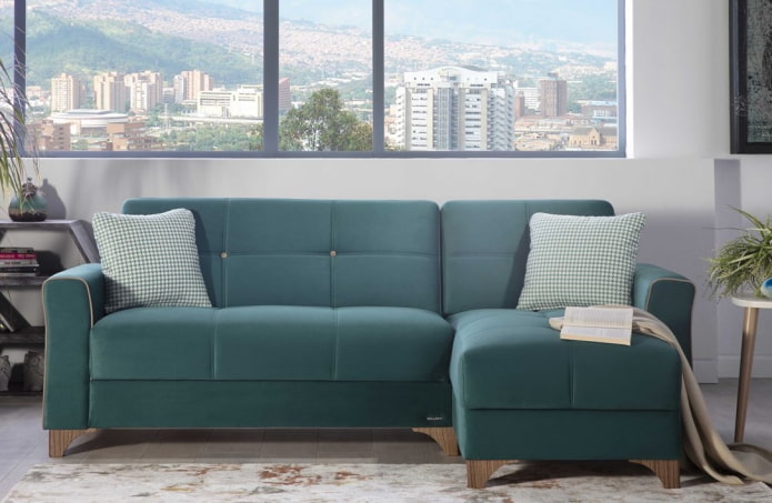 ciemnoturkusowa sofa we wnętrzu
