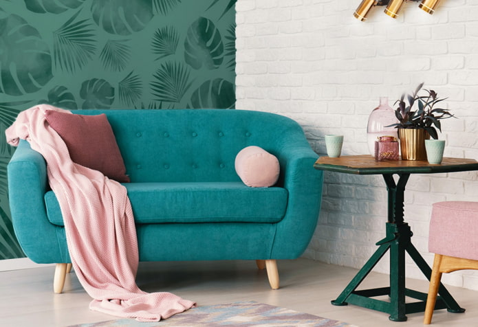 turkusowa sofa w połączeniu z kocem