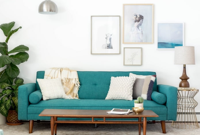 turkusowa sofa w połączeniu z poduszkami